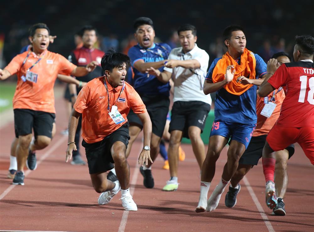 Ẩu đả kinh hoàng ở trận chung kết bóng đá nam SEA Games 32-6