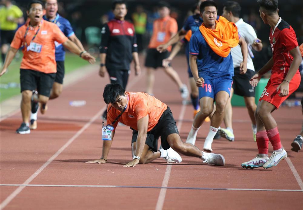 Ẩu đả kinh hoàng ở trận chung kết bóng đá nam SEA Games 32-10