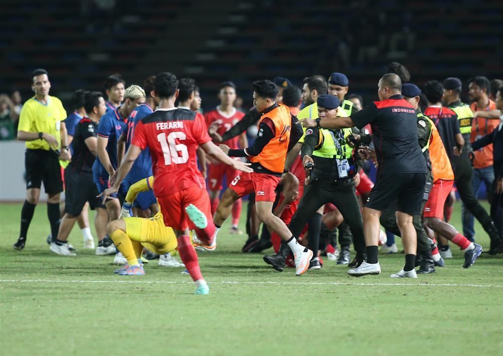 Ẩu đả kinh hoàng ở trận chung kết bóng đá nam SEA Games 32-1