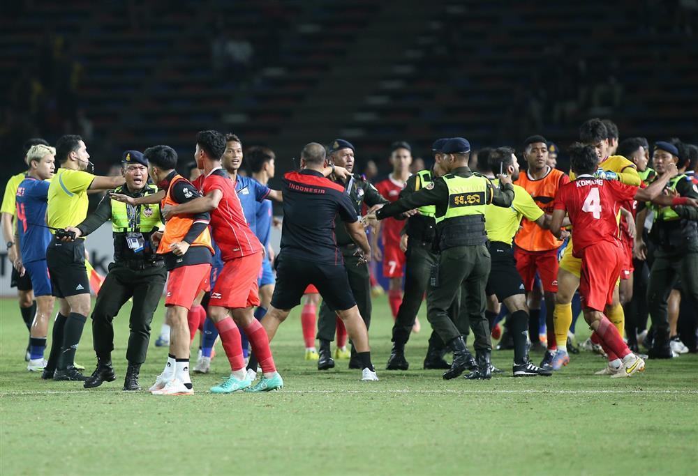 Ẩu đả kinh hoàng ở trận chung kết bóng đá nam SEA Games 32-2