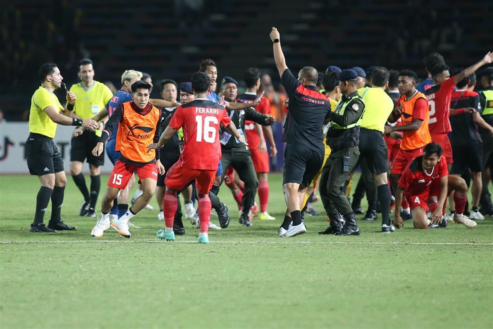 Ẩu đả kinh hoàng ở trận chung kết bóng đá nam SEA Games 32-3