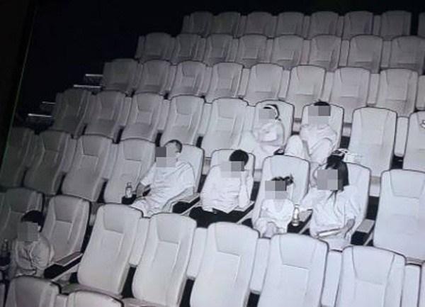 Đôi nam nữ bị lên án vì ngang nhiên mây mưa trong rạp chiếu phim-1