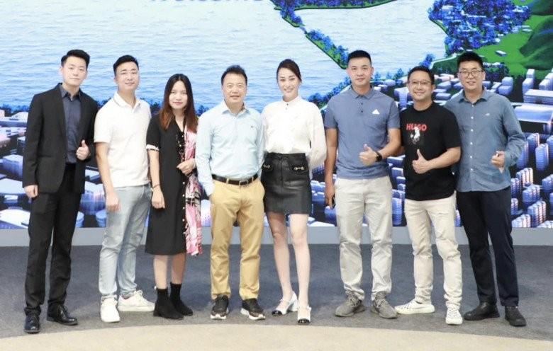 Phương Oanh đi guốc cạnh Shark Bình, chưa tinh tế như Đỗ Mỹ Linh-1