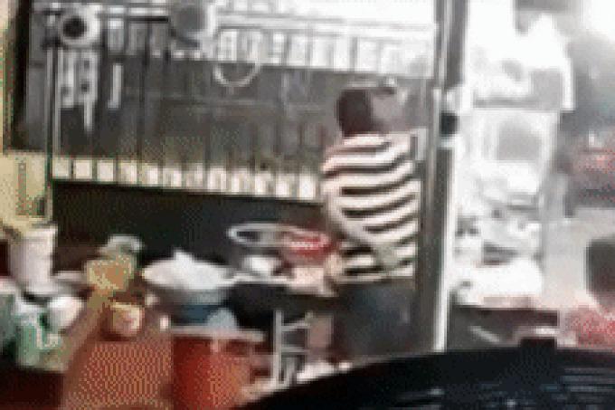 Người đàn ông đánh chủ quán mì dã man: Mày biết tao là ai không?-1