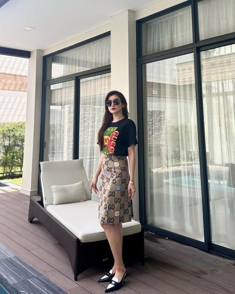 Huyền My đi biển không bikini, dát hàng hiệu từ đầu đến chân-3