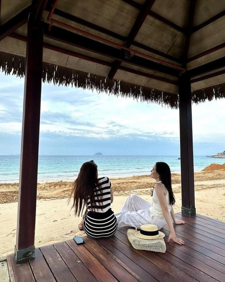 Huyền My đi biển không bikini, dát hàng hiệu từ đầu đến chân-4