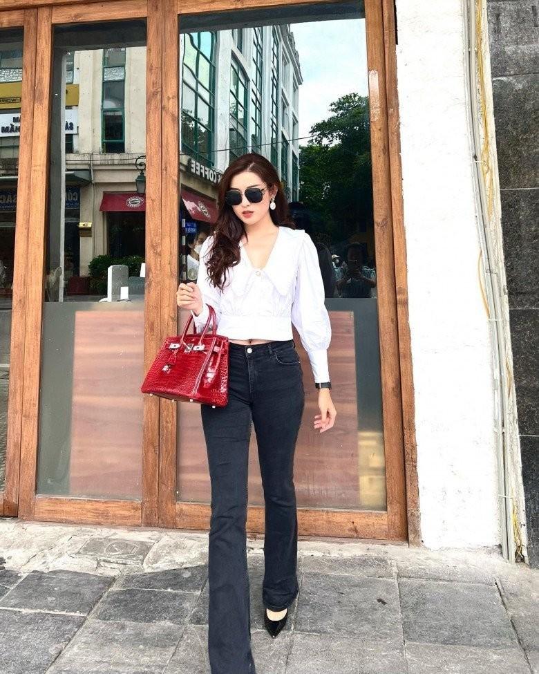 Huyền My đi biển không bikini, dát hàng hiệu từ đầu đến chân-5