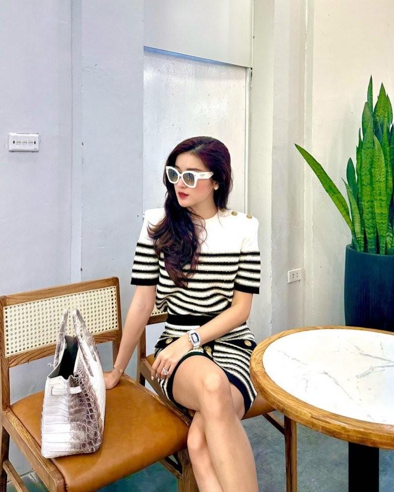 Huyền My đi biển không bikini, dát hàng hiệu từ đầu đến chân-7