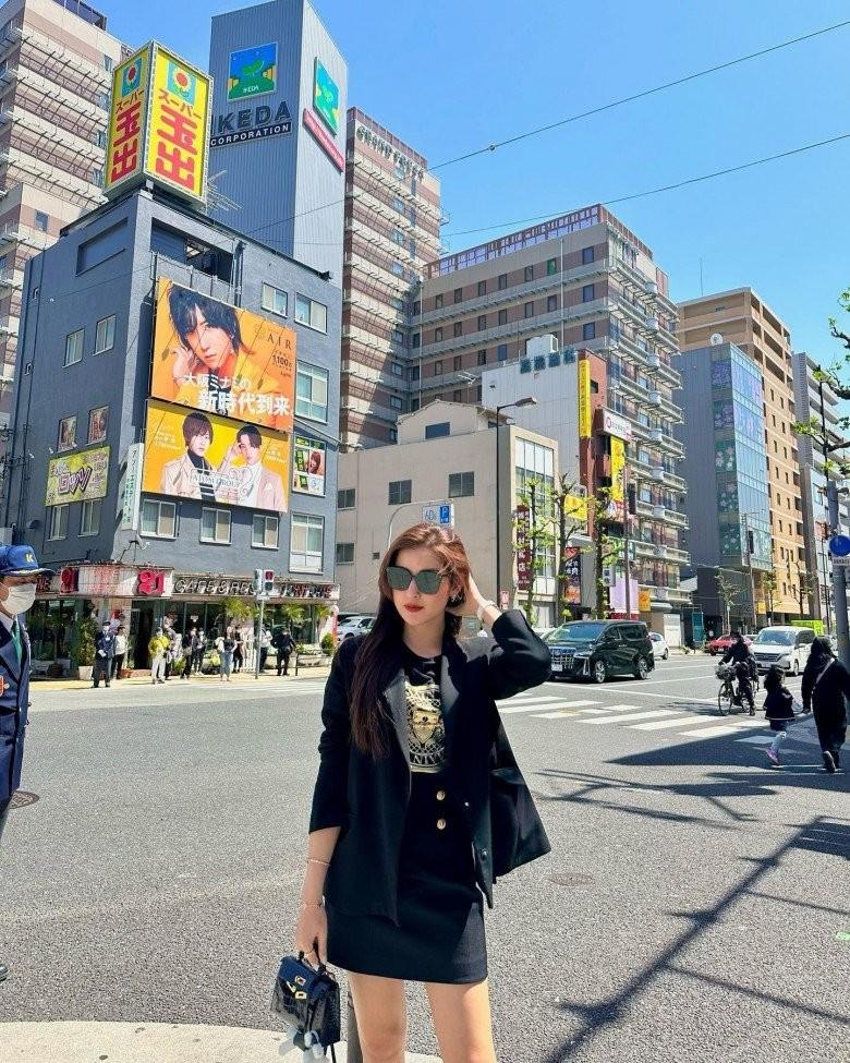 Huyền My đi biển không bikini, dát hàng hiệu từ đầu đến chân-9