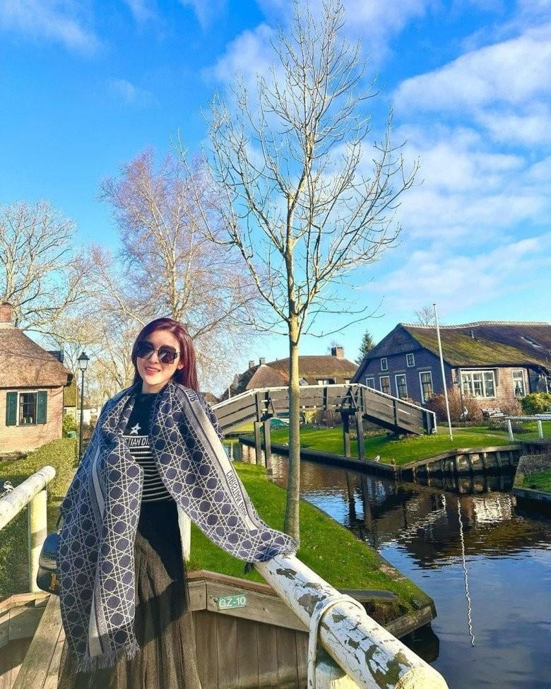 Huyền My đi biển không bikini, dát hàng hiệu từ đầu đến chân-10