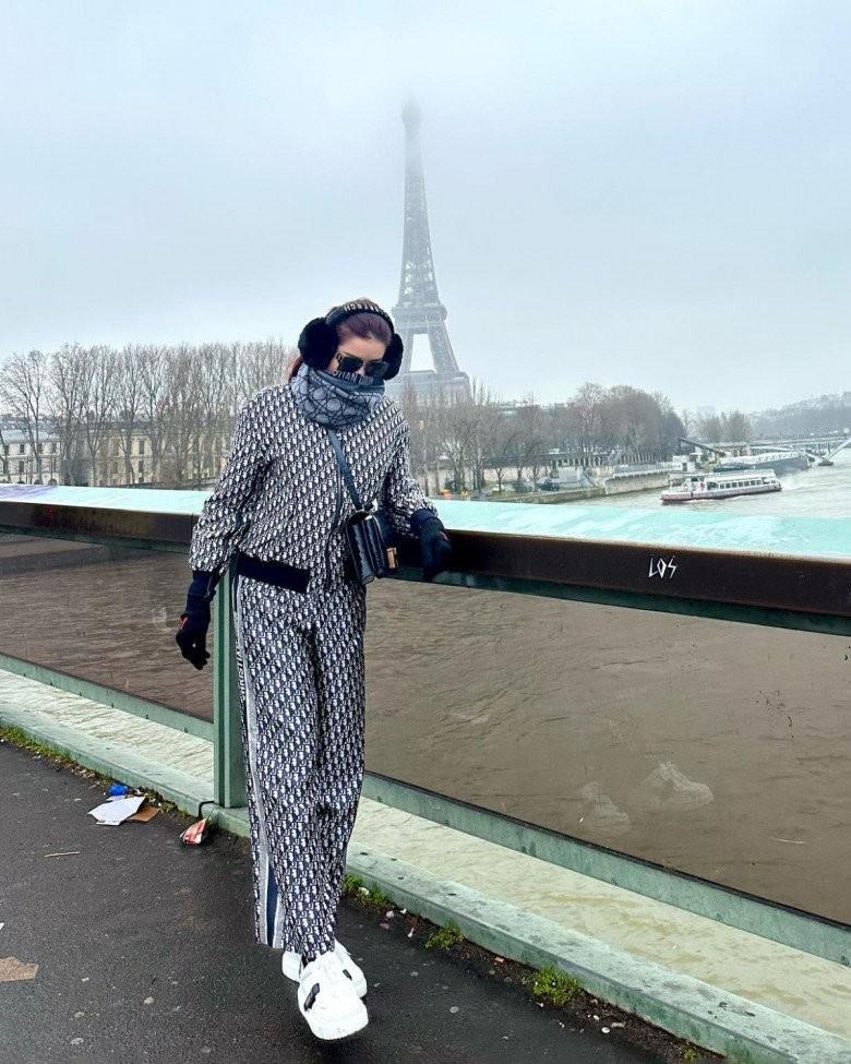 Huyền My đi biển không bikini, dát hàng hiệu từ đầu đến chân-11