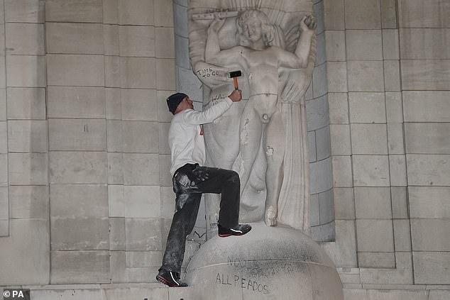 Phẫn nộ vì khôi phục bức tượng khỏa thân của kẻ ấu dâm-2