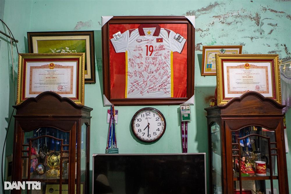 Thanh Nhã từng bị mẹ cấm đá bóng, giao chỉ tiêu lấy chồng lúc 25 tuổi-6