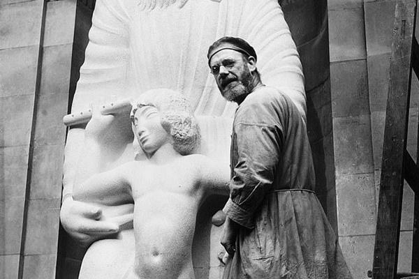 Đam mê chụp ảnh, du khách bị phạt tiền vì làm vỡ mảnh đá ở tượng đài di tích-2