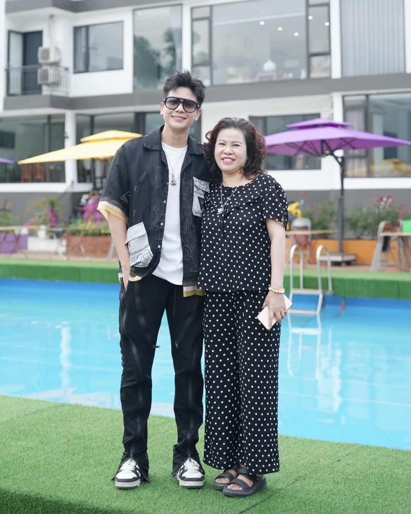 Quân A.P hé lộ mẹ ruột cùng cơ ngơi đắt giá, là con trai bà chủ villa-2