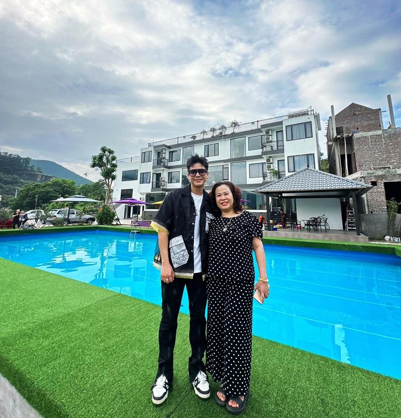 Quân A.P hé lộ mẹ ruột cùng cơ ngơi đắt giá, là con trai bà chủ villa-3