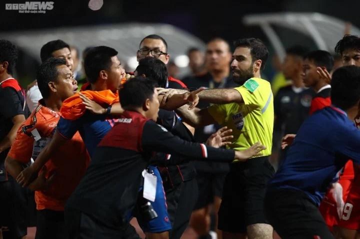 Quá khứ thị phi của trọng tài rút 7 thẻ đỏ ở chung kết SEA Games 32-1