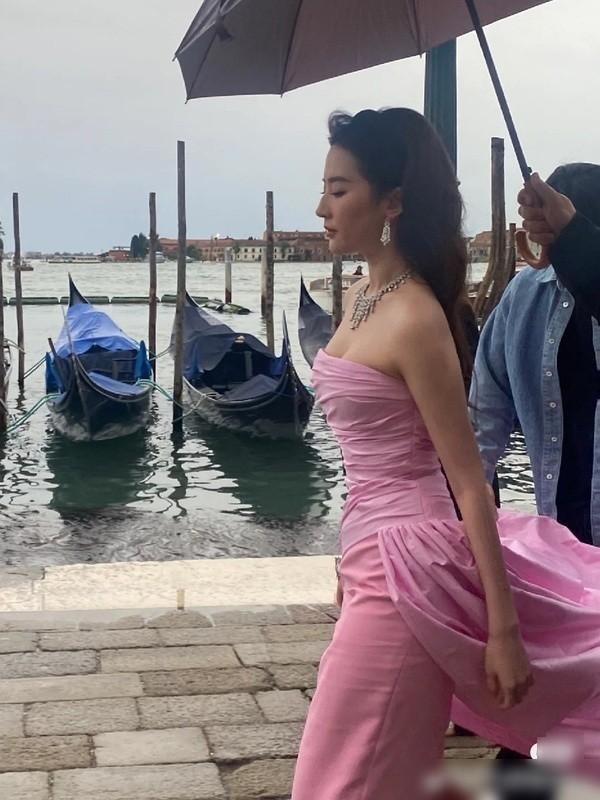 Lưu Diệc Phi diện váy lấp ló vòng 1, ảnh cam thường có dìm hàng?-6