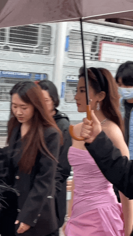 Lưu Diệc Phi diện váy lấp ló vòng 1, ảnh cam thường có dìm hàng?-7