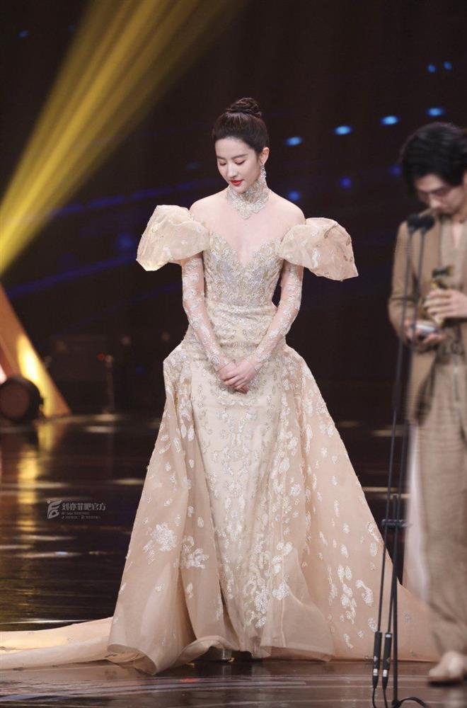 Lưu Diệc Phi diện váy lấp ló vòng 1, ảnh cam thường có dìm hàng?-8