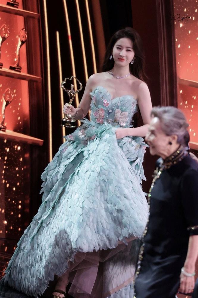 Lưu Diệc Phi diện váy lấp ló vòng 1, ảnh cam thường có dìm hàng?-9