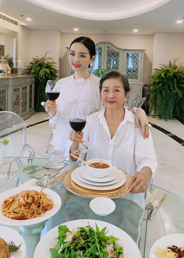 Mẹ ruột Hoa hậu Giáng My: Hoa khôi Nhạc viện Hà Nội một thời, U80 gu thời trang sang chảnh-3