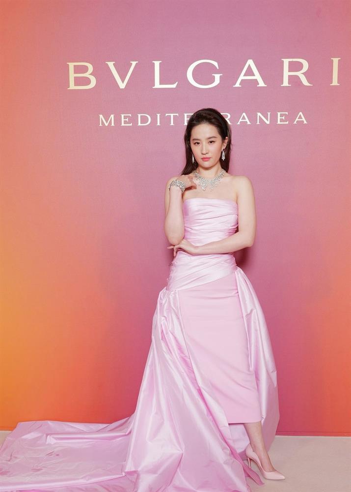 Lisa Blackpink và Lưu Diệc Phi đẹp mê mải ở Italy-6