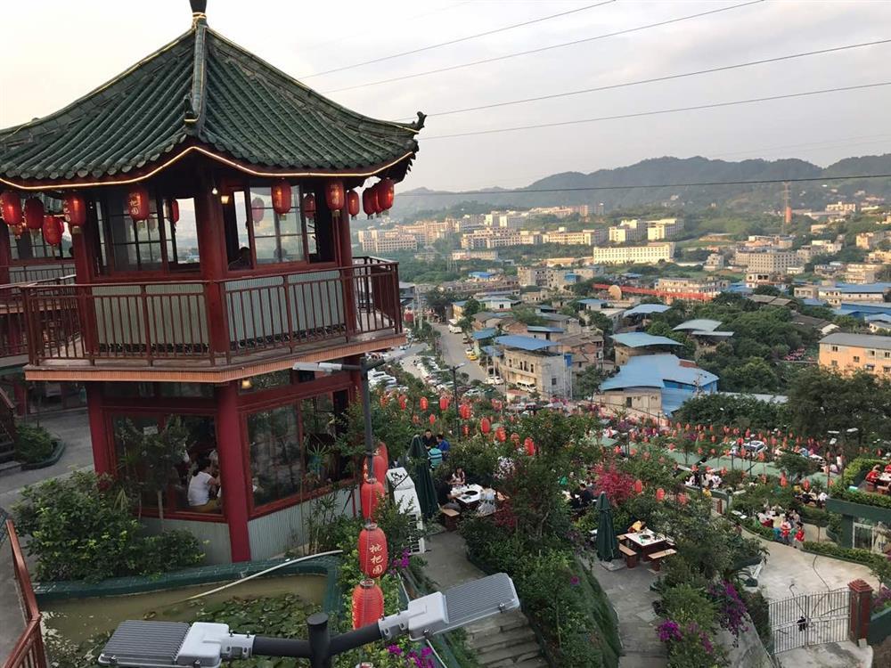 Nhà hàng lẩu lớn nhất Trung Quốc mỗi ngày phục vụ một huyện người: Ăn xong xuống lấy xe đã thấy đói-3