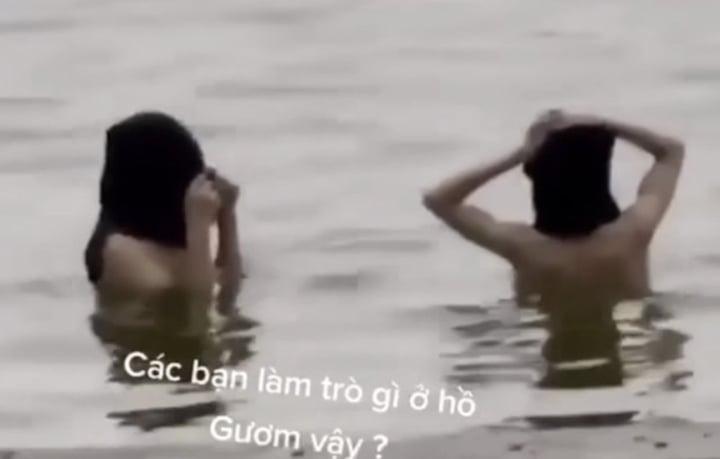 Xác định danh tính 2 người tắm tiên ở Hồ Gươm gây phẫn nộ-1