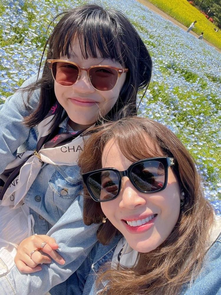 Con gái MC Diệp Chi 11 tuổi cao hơn mẹ, tập môn kéo chân đắt đỏ-1