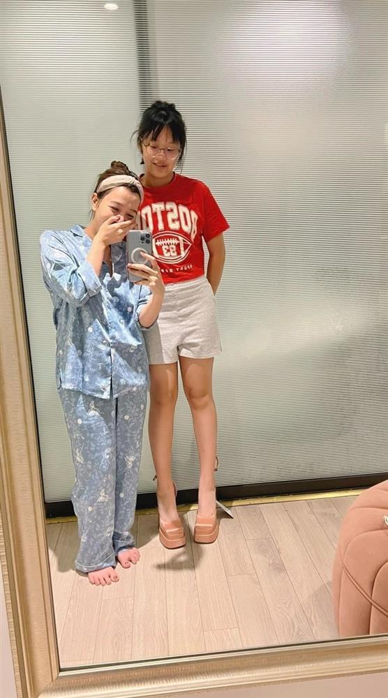 Con gái MC Diệp Chi 11 tuổi cao hơn mẹ, tập môn kéo chân đắt đỏ-12