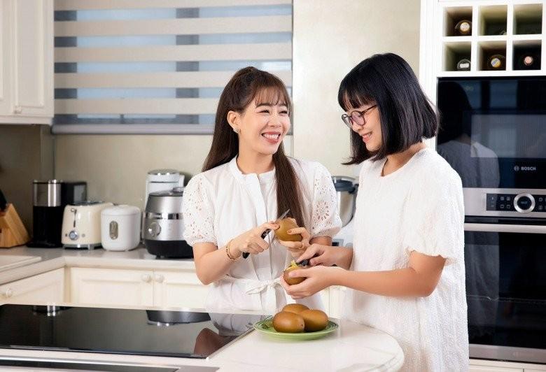 Con gái MC Diệp Chi 11 tuổi cao hơn mẹ, tập môn kéo chân đắt đỏ-5