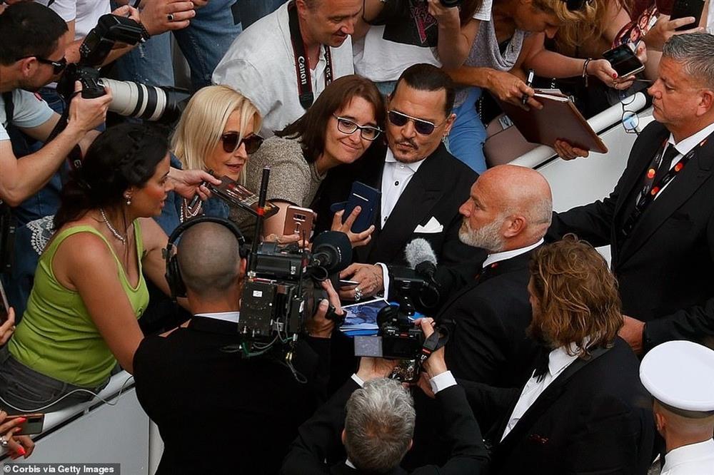 Johnny Depp được săn đón ở Cannes như chưa từng bị tẩy chay-3