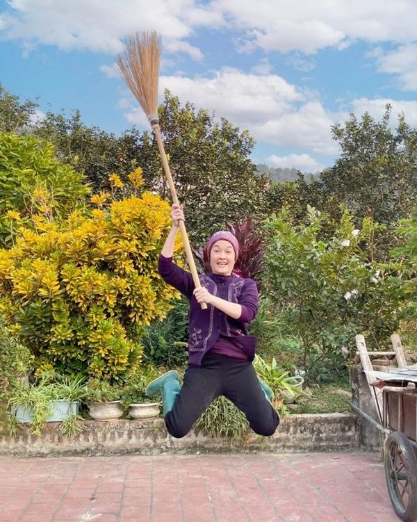 Bị coi là xấu nhất Việt Nam, Vân Dung ngoài đời U50 trẻ xinh, da trắng muốt-1