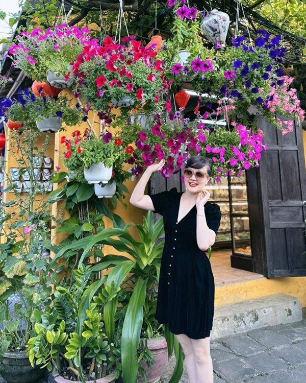 Bị coi là xấu nhất Việt Nam, Vân Dung ngoài đời U50 trẻ xinh, da trắng muốt-8