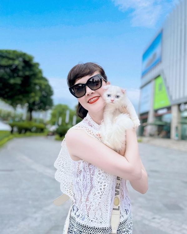 Bị coi là xấu nhất Việt Nam, Vân Dung ngoài đời U50 trẻ xinh, da trắng muốt-7