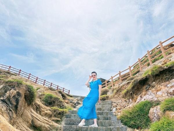 Bị coi là xấu nhất Việt Nam, Vân Dung ngoài đời U50 trẻ xinh, da trắng muốt-9