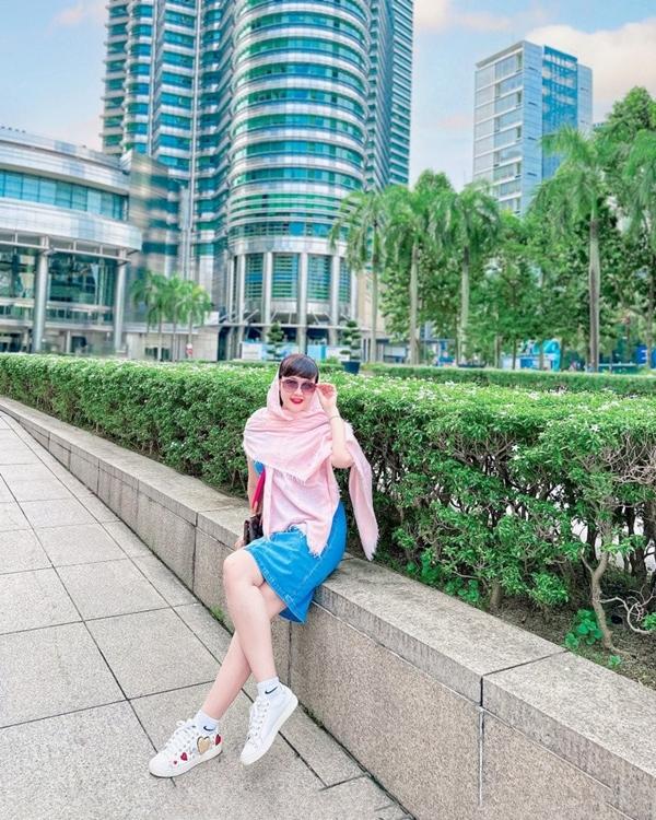 Bị coi là xấu nhất Việt Nam, Vân Dung ngoài đời U50 trẻ xinh, da trắng muốt-10