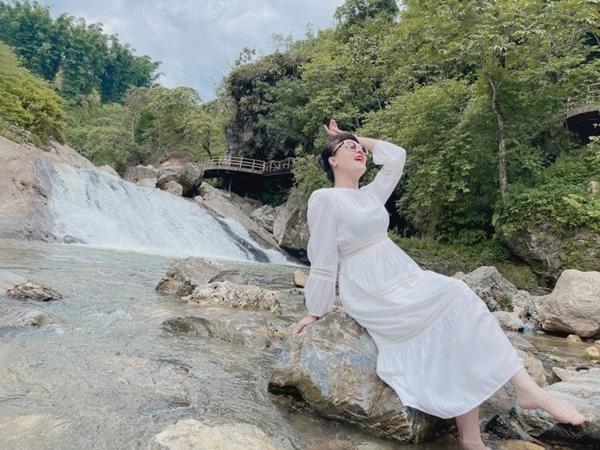 Bị coi là xấu nhất Việt Nam, Vân Dung ngoài đời U50 trẻ xinh, da trắng muốt-14