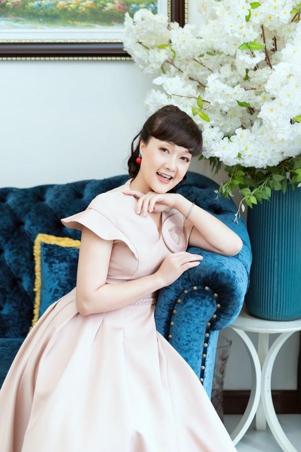 Bị coi là xấu nhất Việt Nam, Vân Dung ngoài đời U50 trẻ xinh, da trắng muốt-18