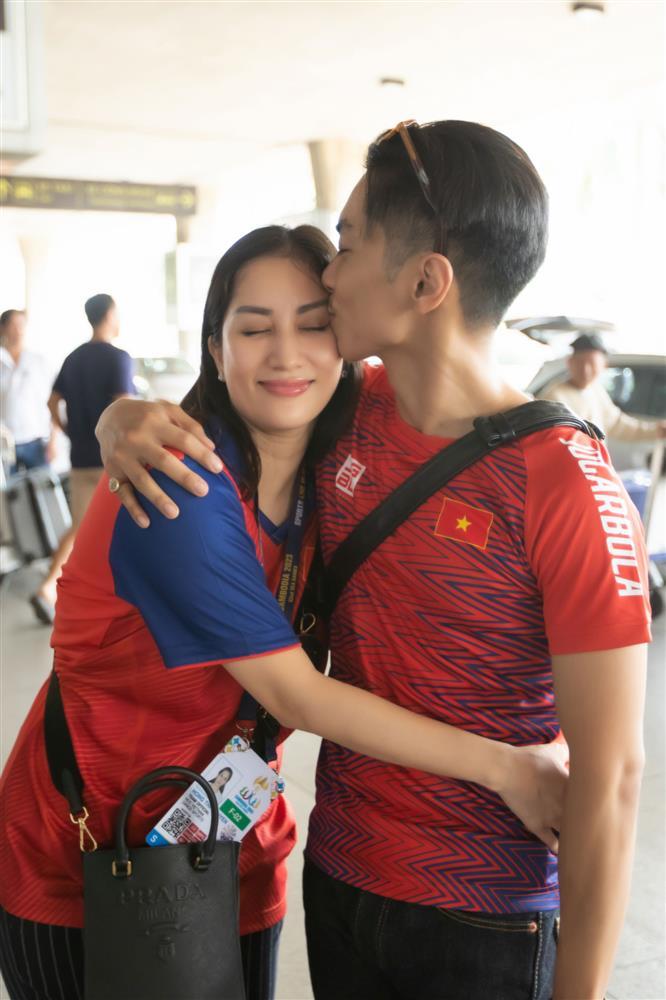 Phan Hiển ôm hôn Khánh Thi trở về từ SEA Games 32-1