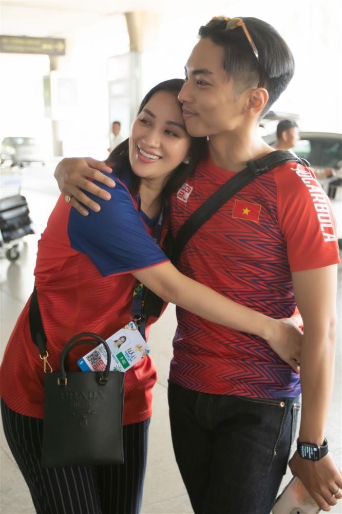 Phan Hiển ôm hôn Khánh Thi trở về từ SEA Games 32-2