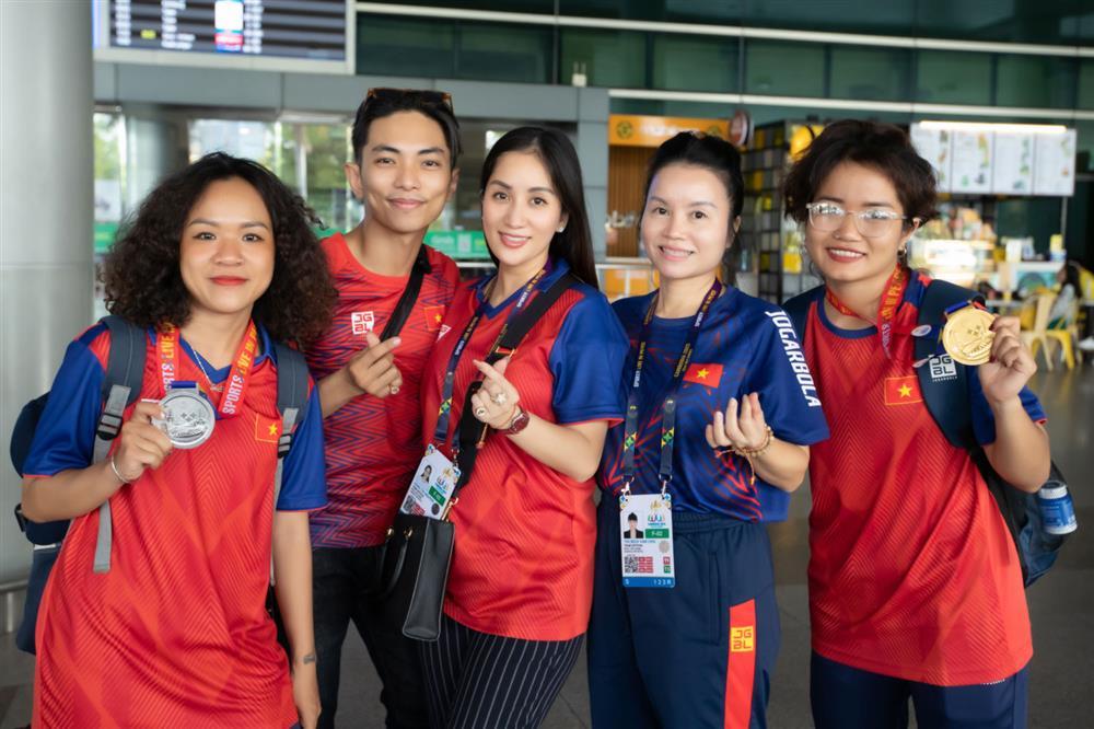 Phan Hiển ôm hôn Khánh Thi trở về từ SEA Games 32-3