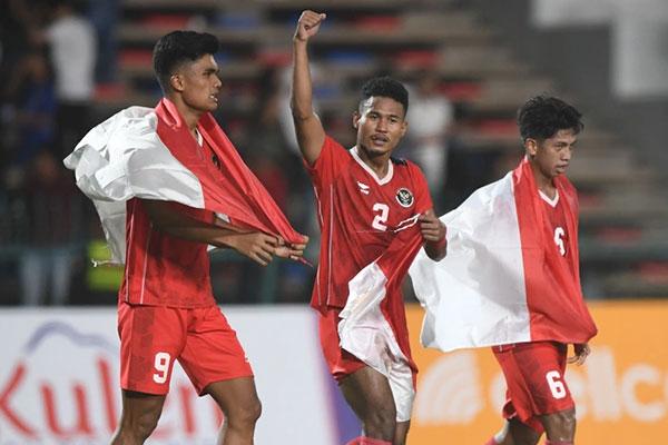 Nội Bài vắng bóng người hâm mộ chào đón, cầu thủ U22 lặng lẽ ra về-1