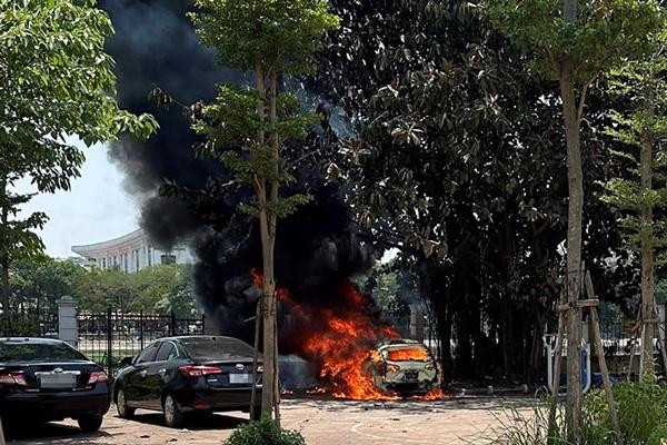 2 ô tô bốc cháy giữa ngày nắng đỉnh điểm ở Hà Nội-2