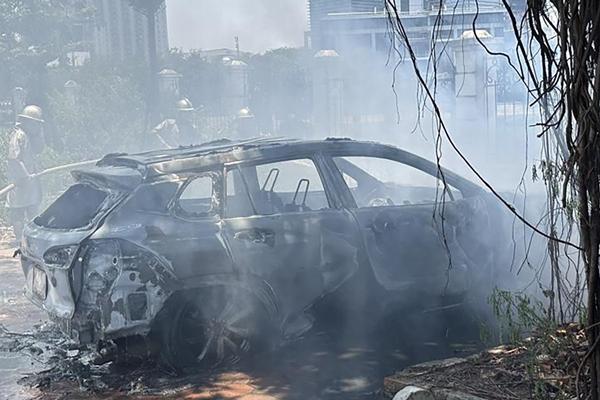 2 ô tô bốc cháy giữa ngày nắng đỉnh điểm ở Hà Nội-3