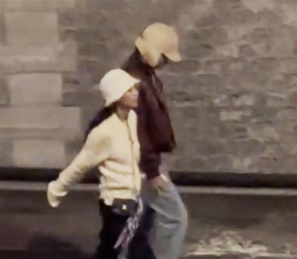 Jennie (BLACKPINK) và V (BTS) nắm tay nhau dạo phố ở Pháp-2
