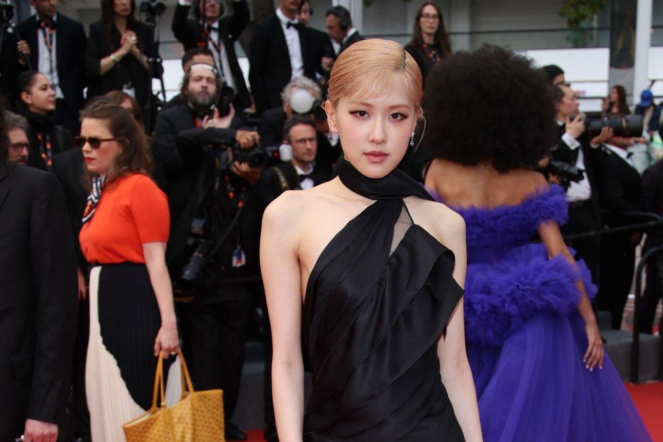 Á hậu diện váy cắt xẻ lộ vòng ba ở thảm đỏ Cannes-8