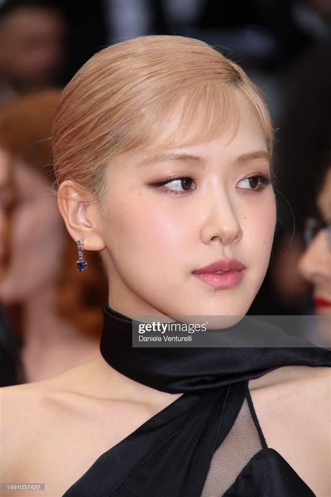 Rosé xuất hiện cực lạ tại LHP Cannes, zoom cận liệu còn đẹp?-4