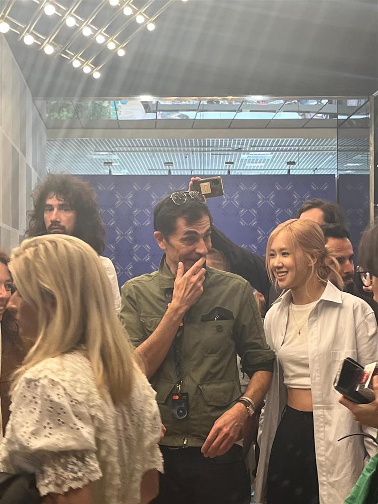 Rosé xuất hiện cực lạ tại LHP Cannes, zoom cận liệu còn đẹp?-6